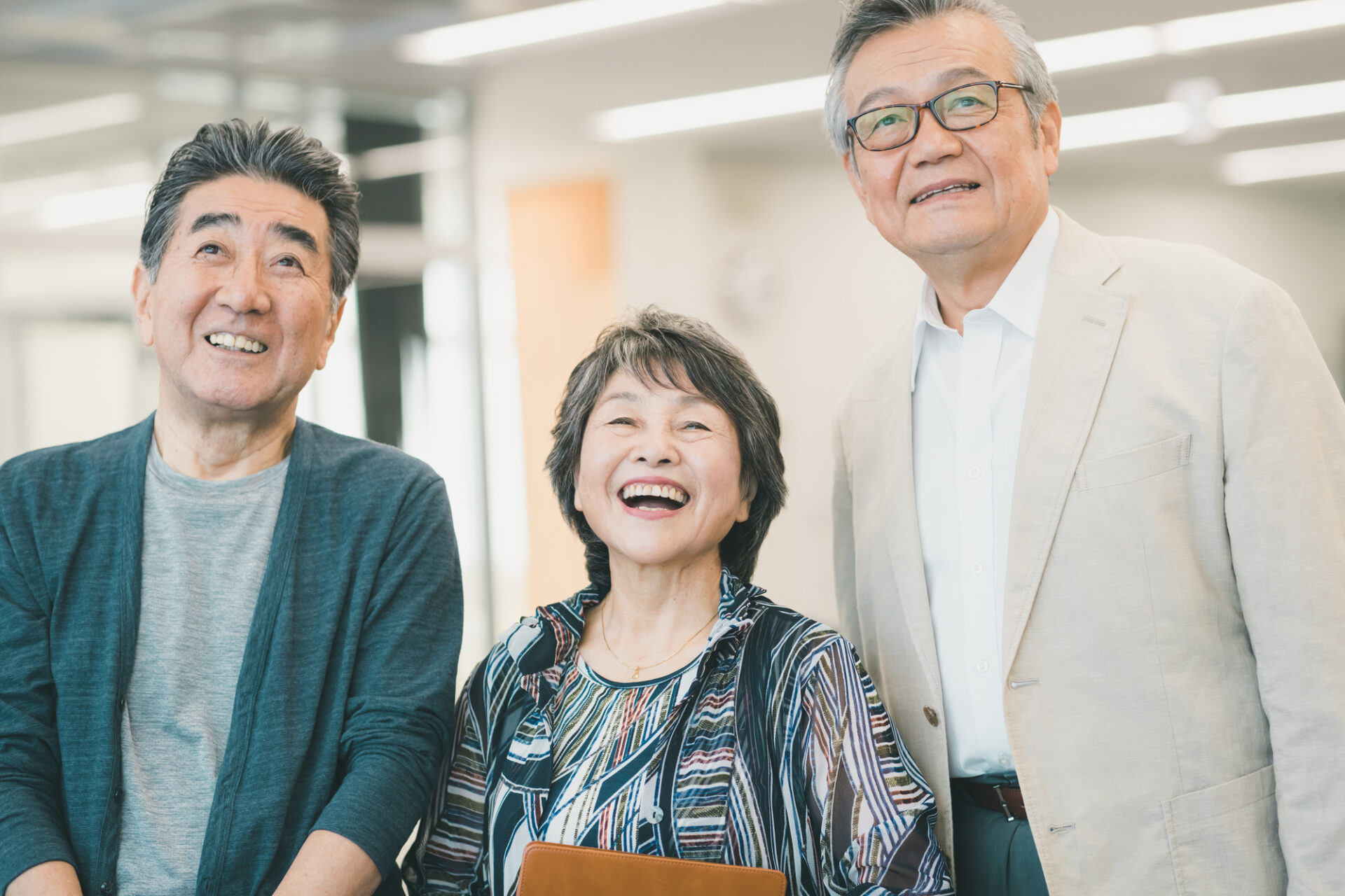 アクティブシニアの従業員が元気に働ける職場環境のイメージ