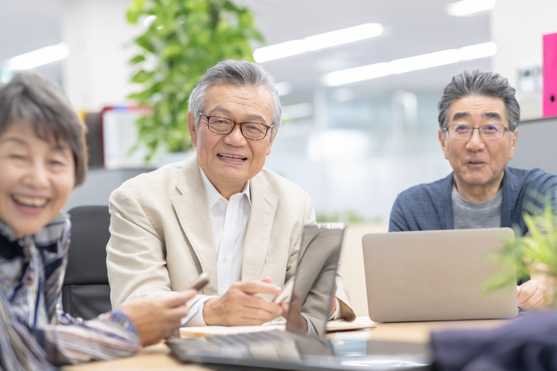 アクティブシニアの従業員がいきいきと働く職場のイメージ