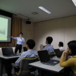 取り組みについてデータドリブンでプレゼンテーションする社員