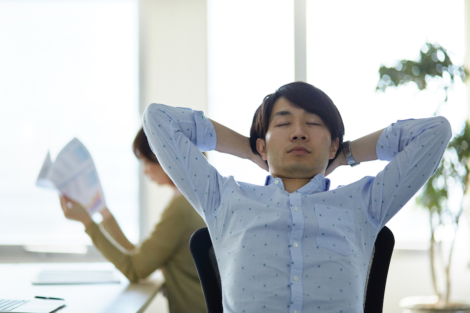 日中はのんびりする社員