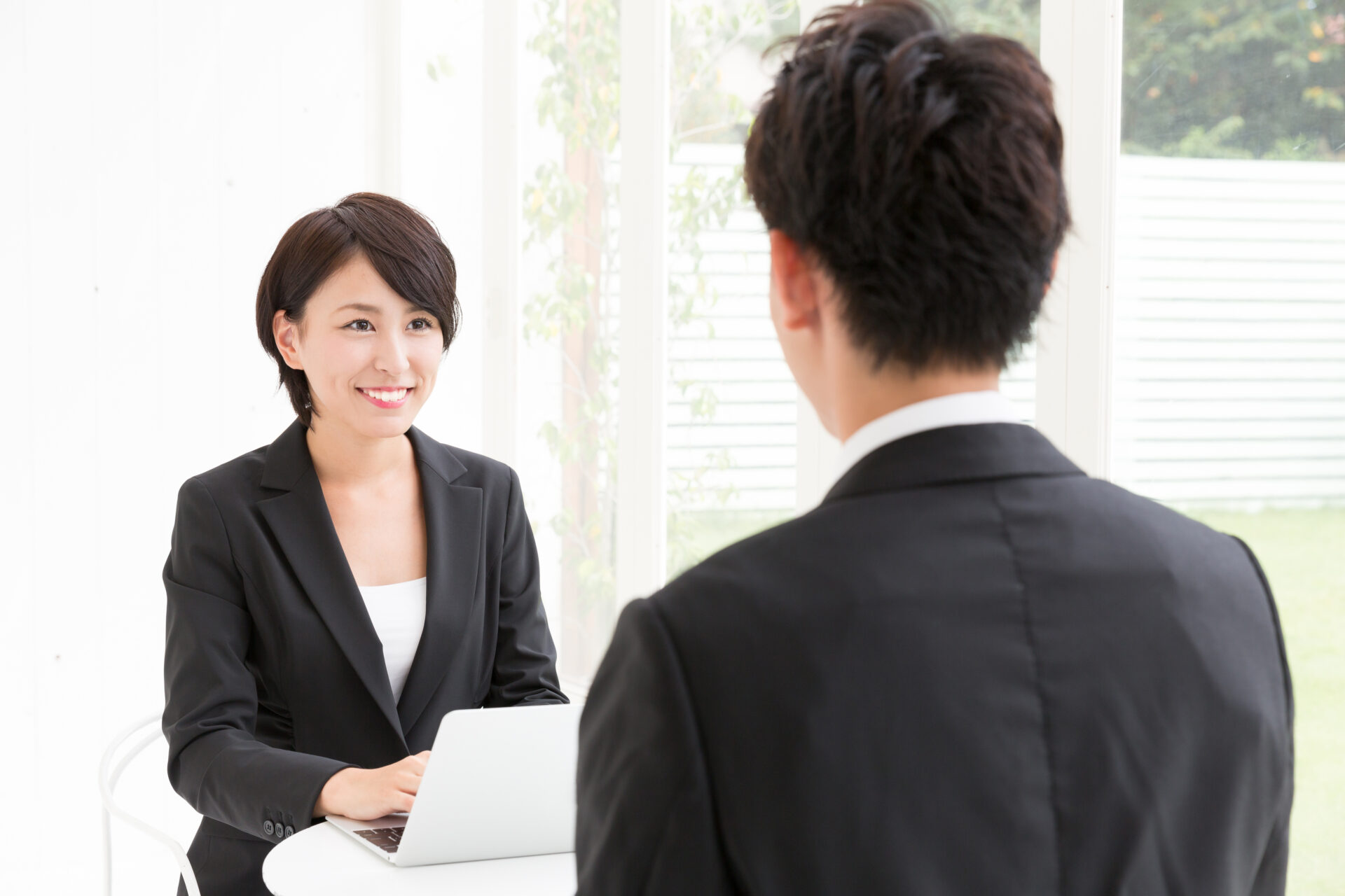 新入社員と話し合う社員