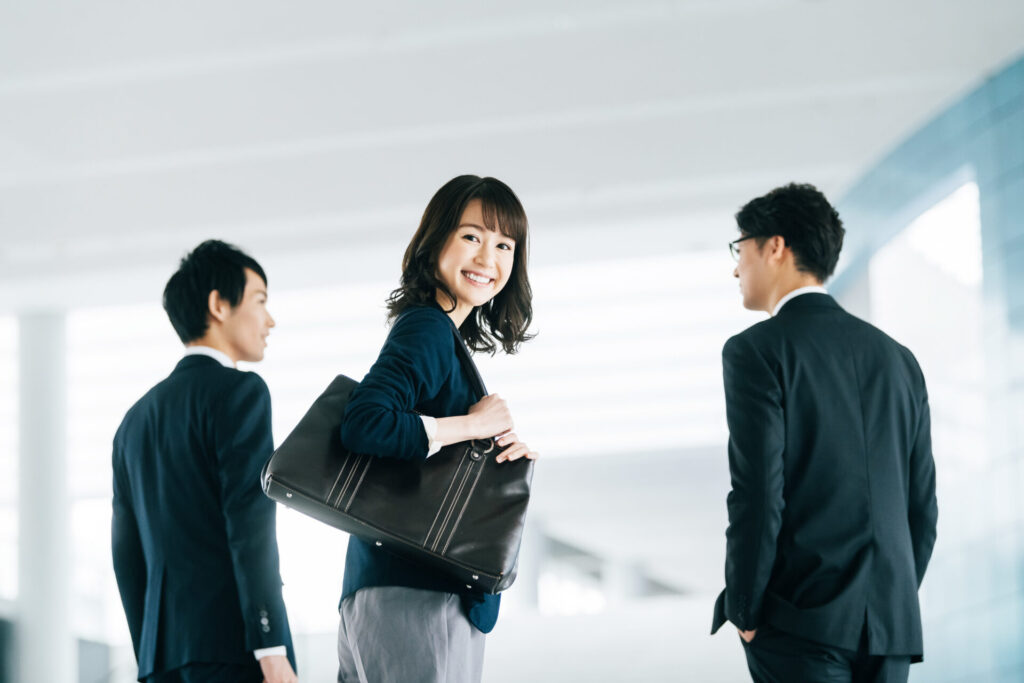 出社していきいきと働く従業員のイメージ