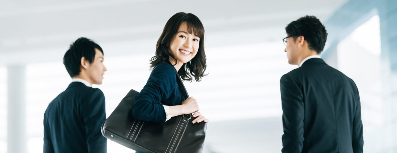 出社していきいきと働く従業員のイメージ