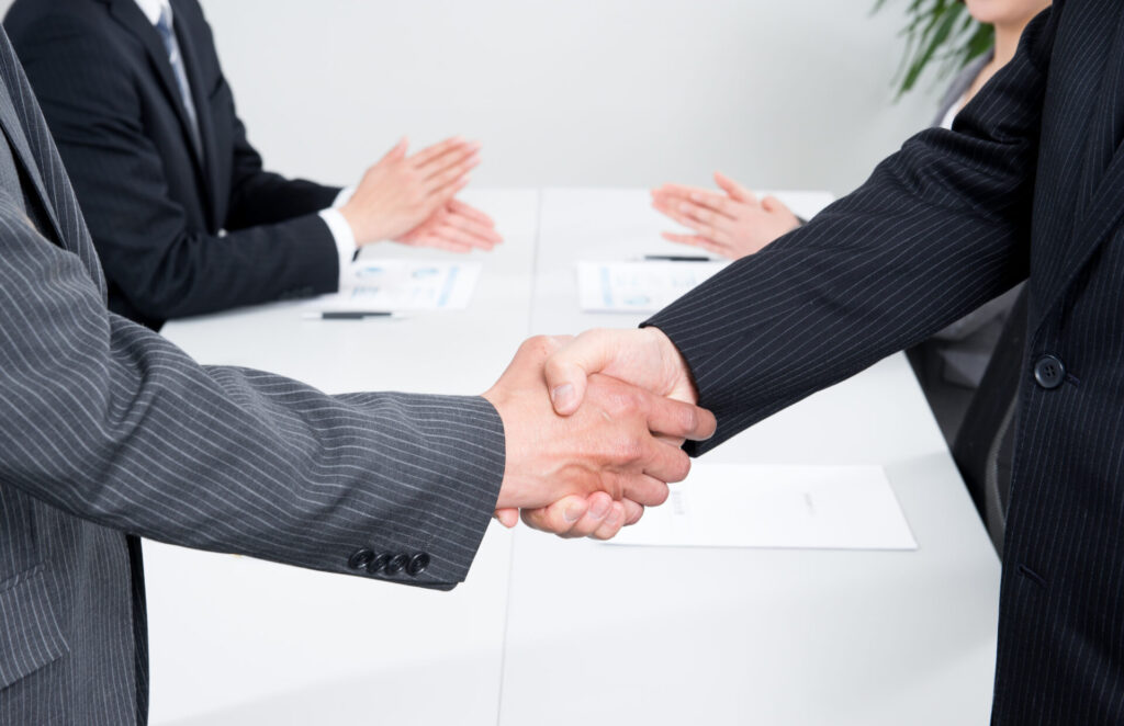 契約や協定を締結した企業と従業員