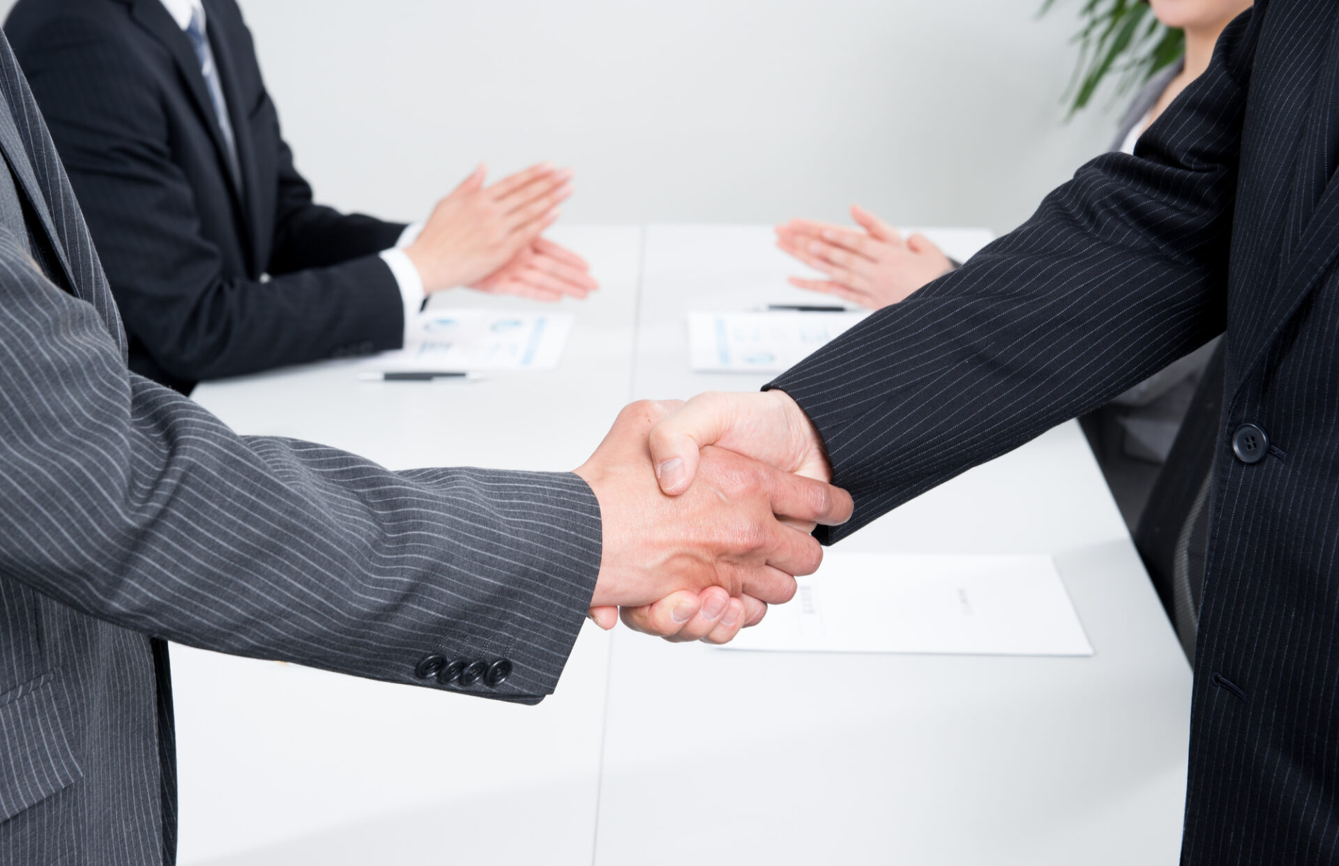 契約や協定を締結した企業と従業員