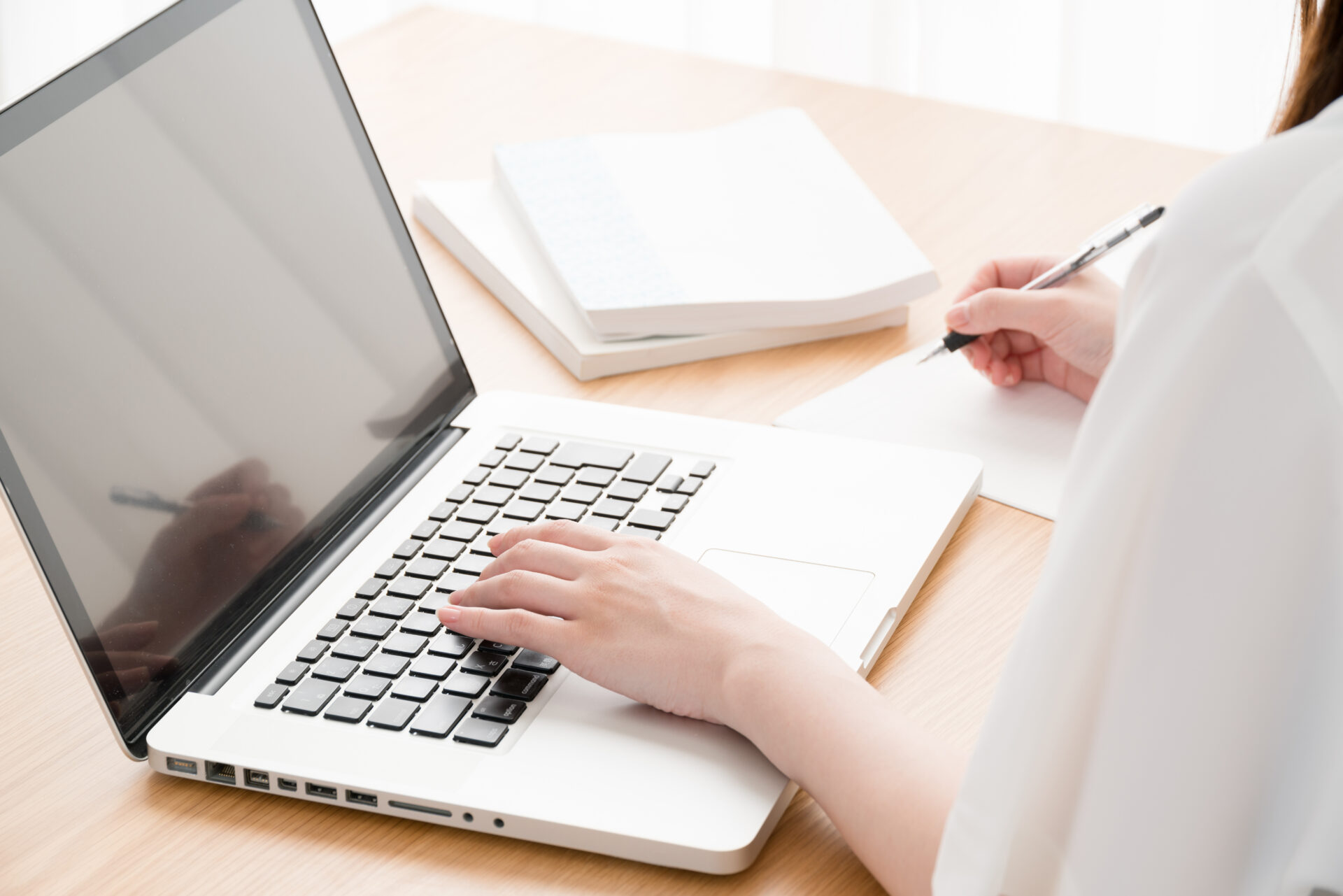 パソコンで書類作成やデータ集計をする従業員