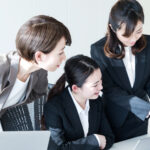 別の部署からインターンで配属された従業員を指導する従業員とその上司