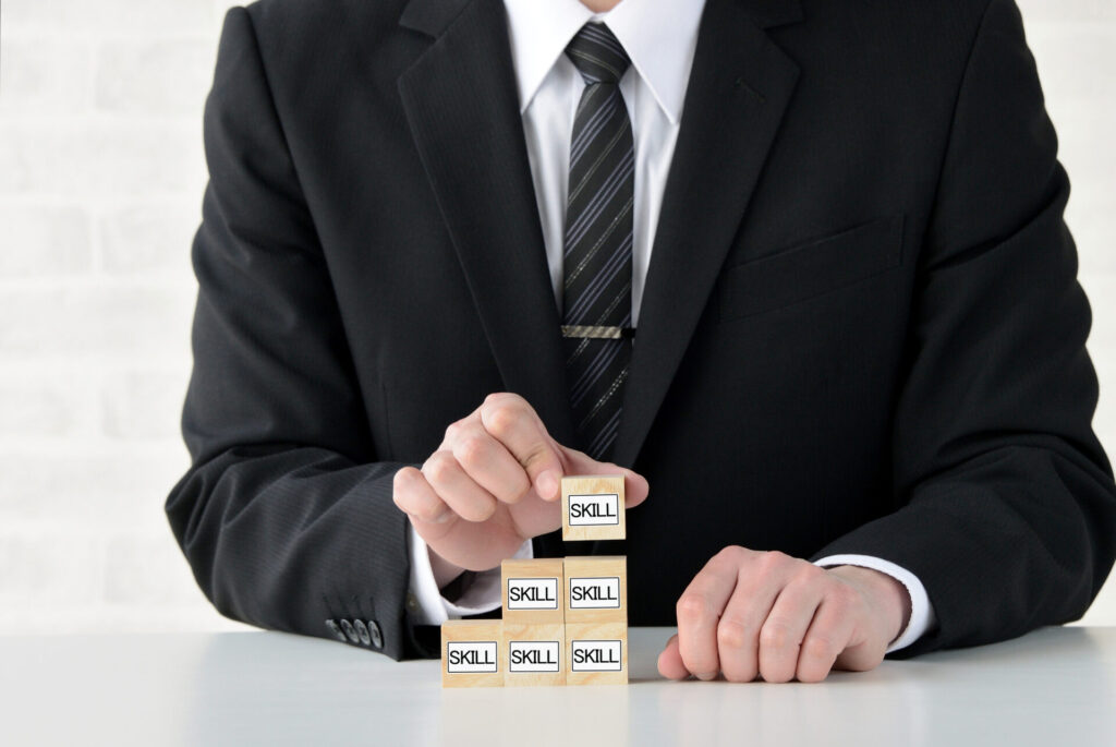 スキルアップする様子を確認する人事担当者の従業員