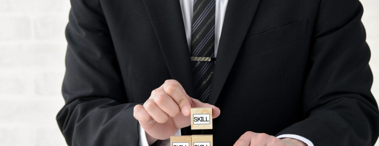 スキルアップする様子を確認する人事担当者の従業員