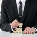 スキルアップする様子を確認する人事担当者の従業員