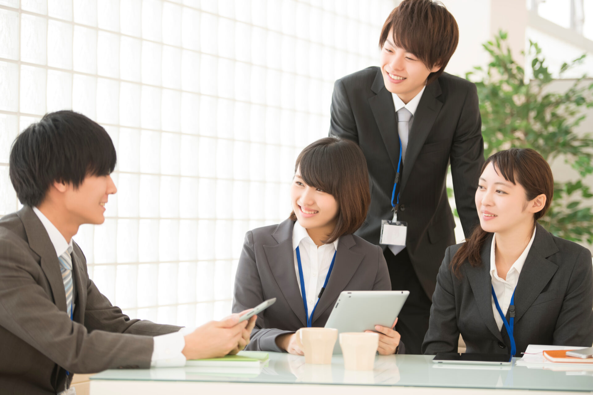 打ち合わせをしているZ世代の従業員