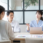 会議で戦略を練っている従業員