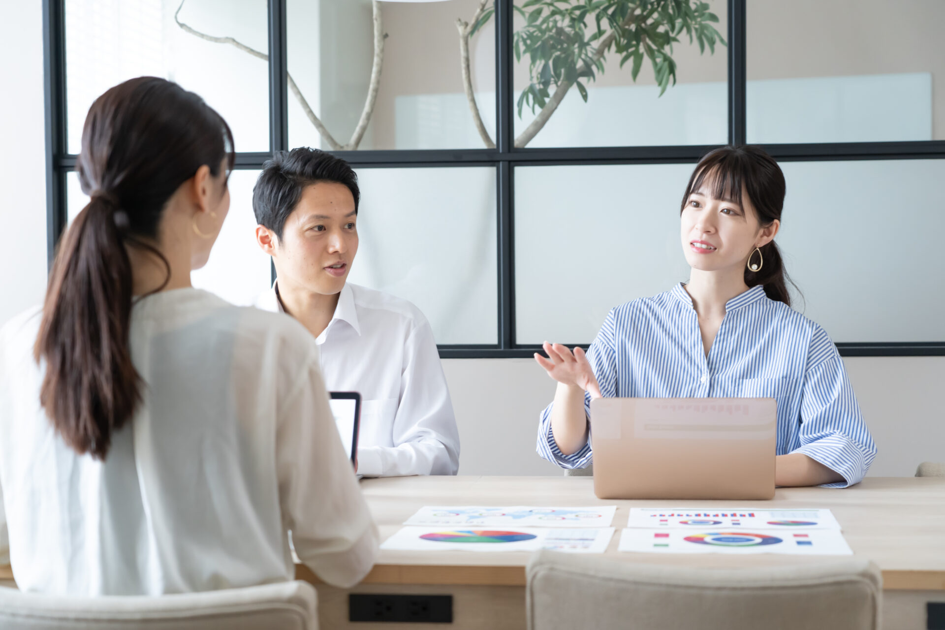 会議で戦略を練っている従業員