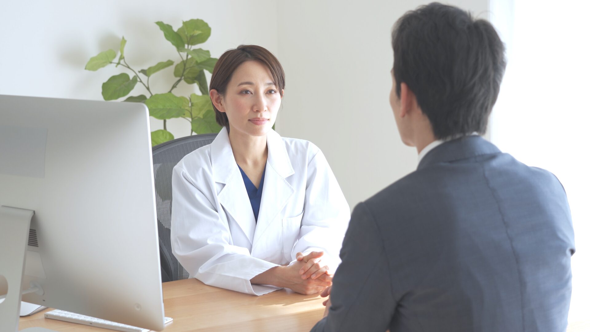 健康診断の診察を受ける従業員