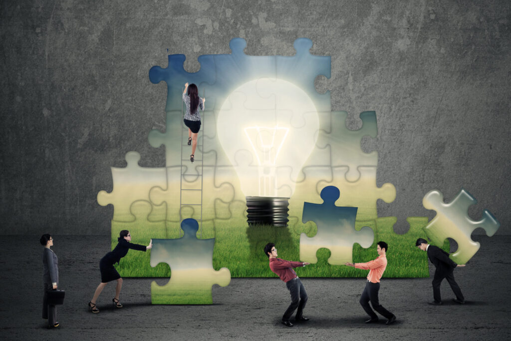 自律的に行動して組織やチームでのプロジェクトを完成させる従業員