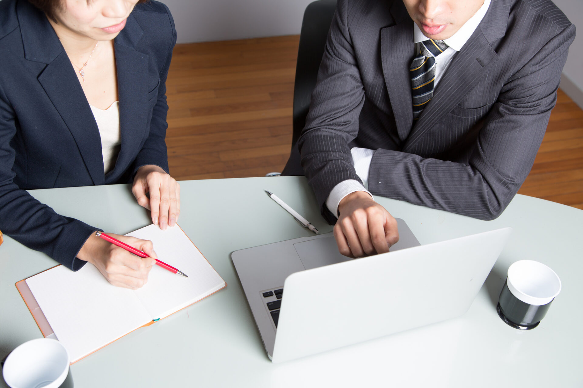 オンライン会議をしている人事部や総務部の従業員