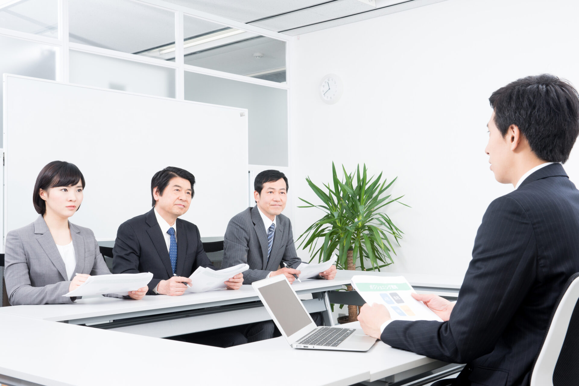 リアル面接や面談をしている応募者と面接官もしくは従業員と人事部門の担当者