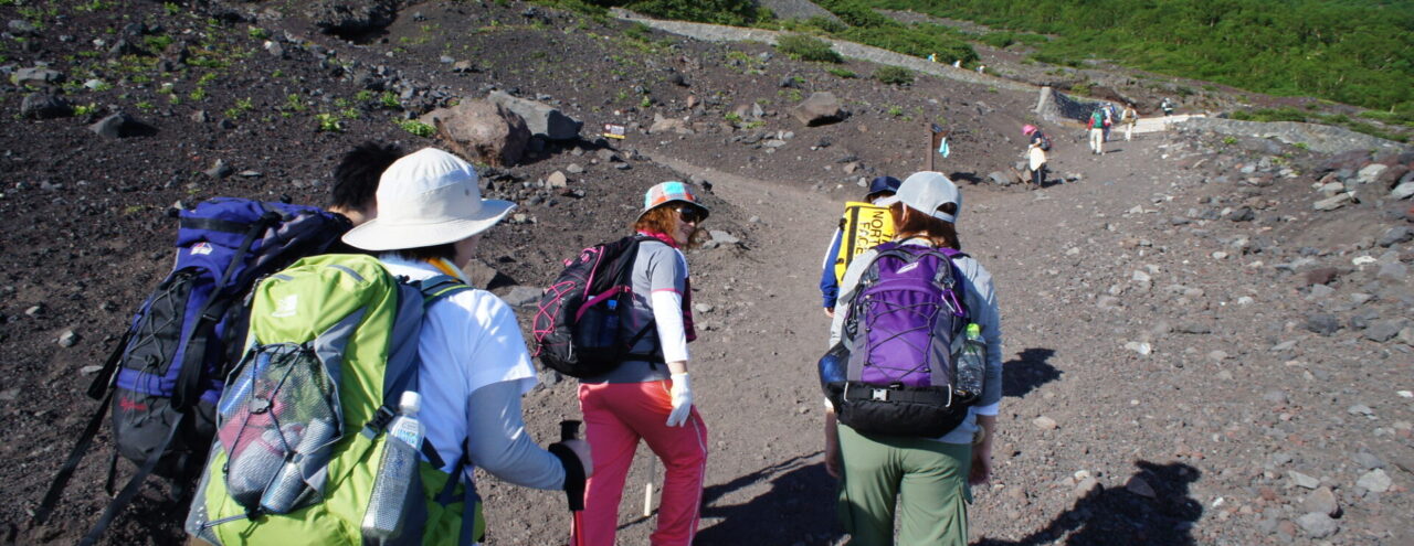 特別休暇を取得して日数がかかる遠方の登山を楽しむ従業員