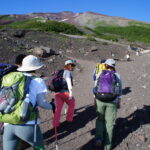 特別休暇を取得して日数がかかる遠方の登山を楽しむ従業員