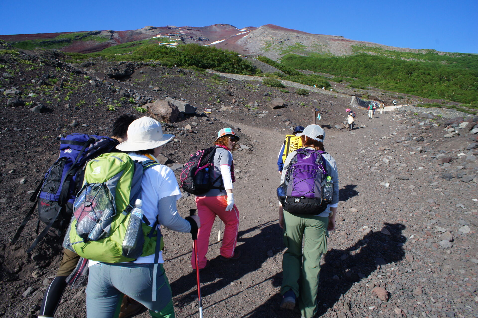特別休暇を取得して日数がかかる遠方の登山を楽しむ従業員