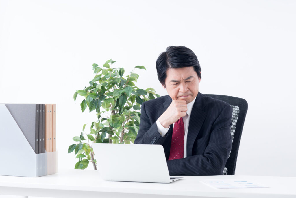 会社組織の在り方や部署について疑問を持つ人事部長あるいは上席従業員