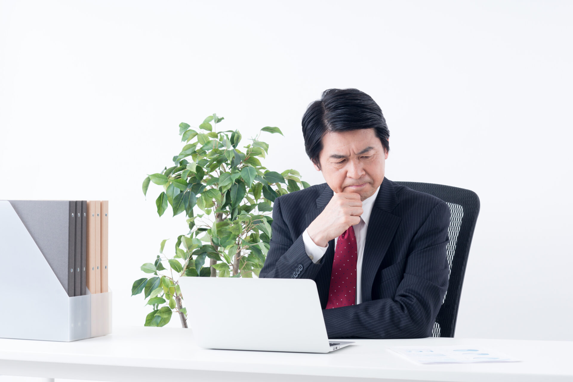 会社組織の在り方や部署について疑問を持つ人事部長あるいは上席従業員