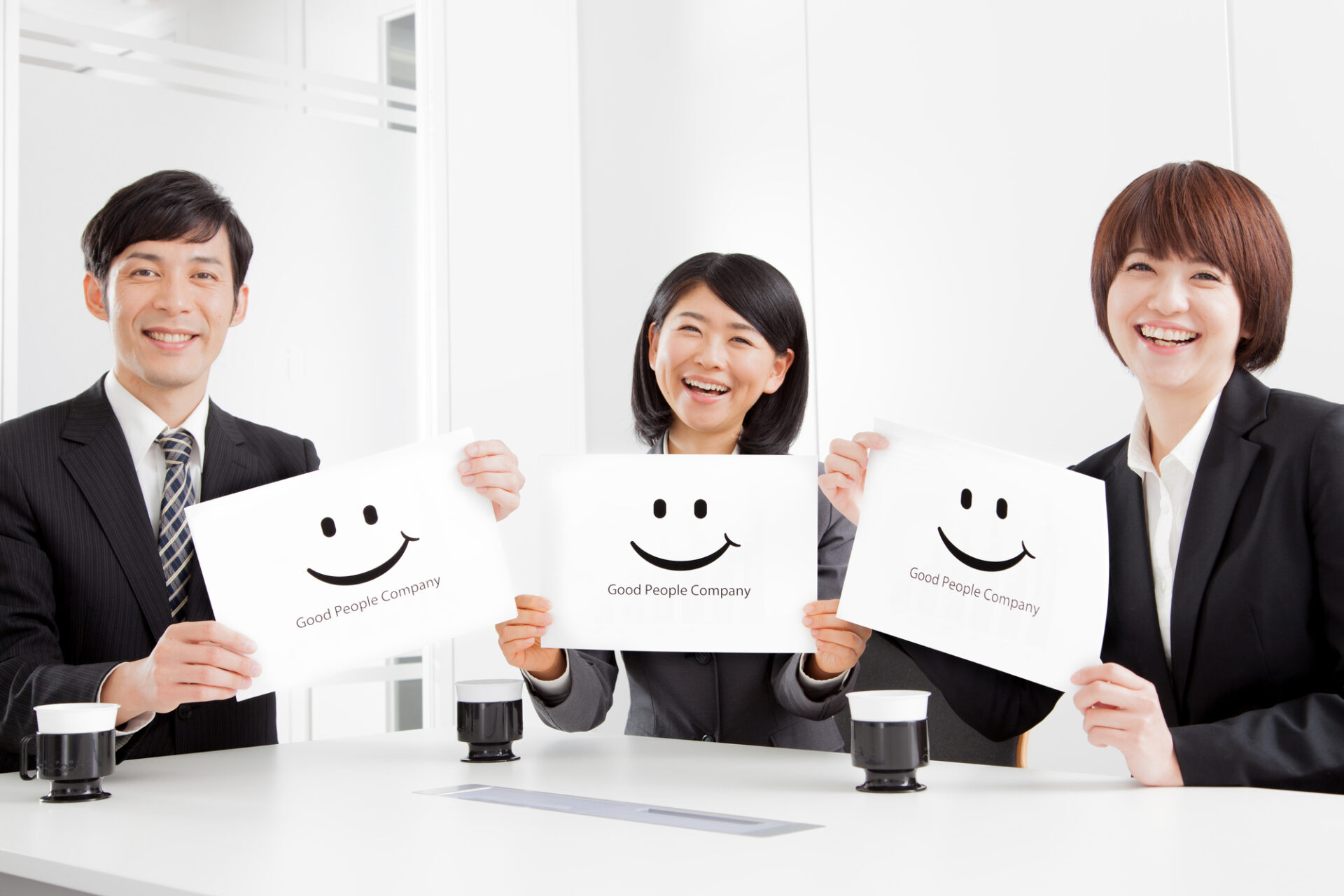 ホワイト企業で働く笑顔の従業員