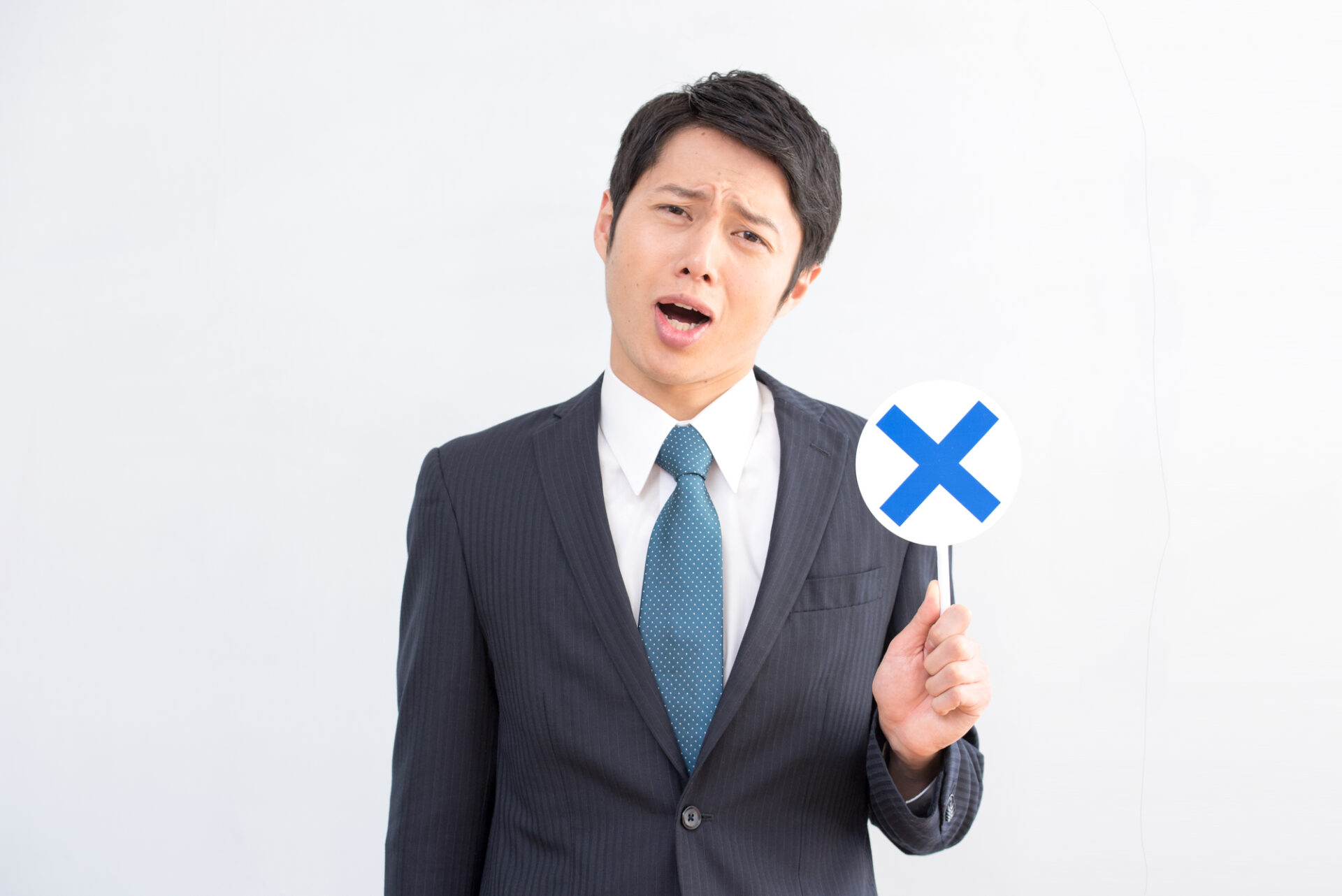 質問に対して誤りと回答する従業員