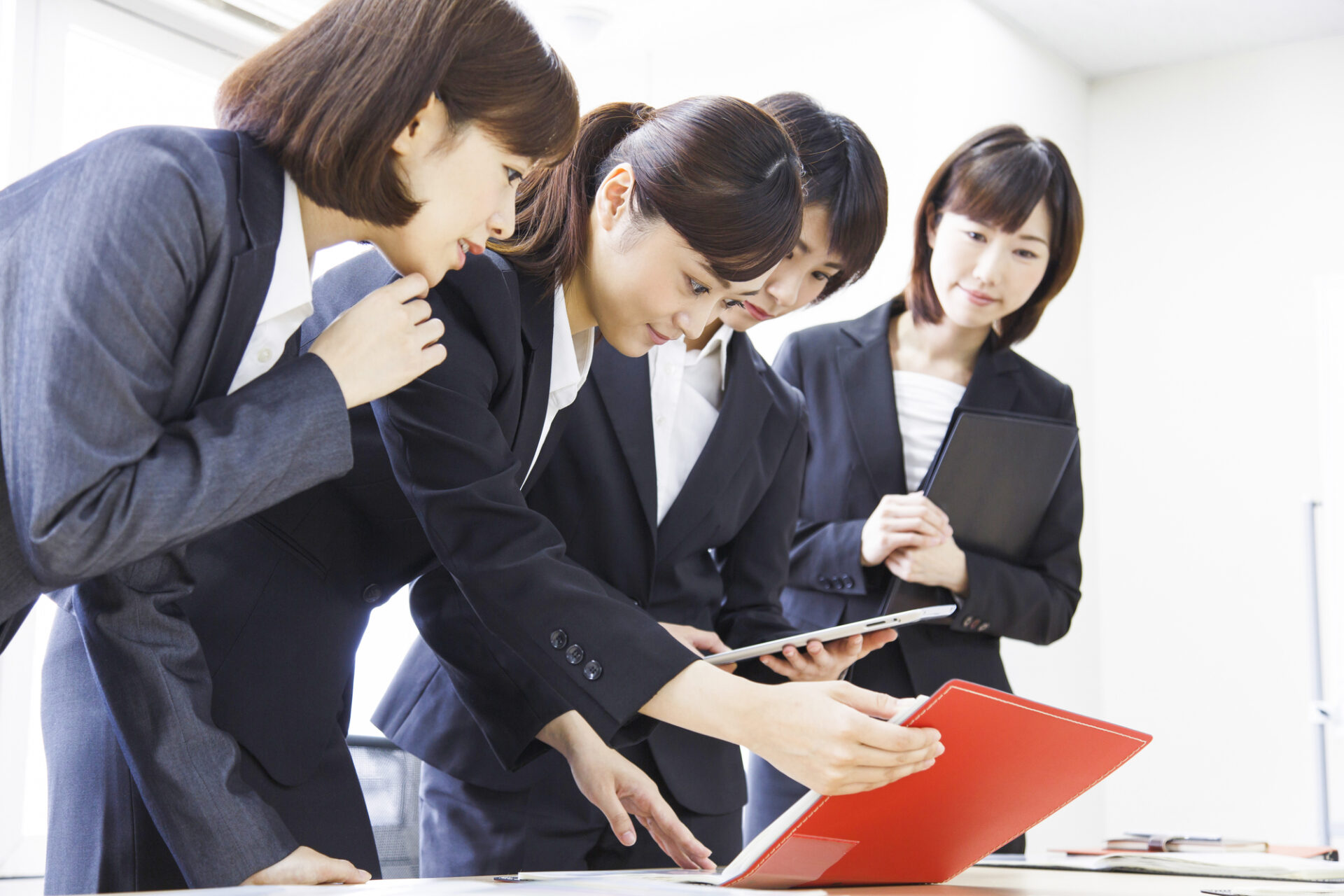 Z世代の従業員の取り組みを見守る人事担当者