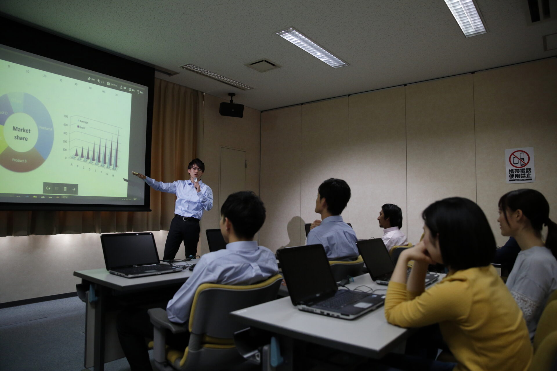 社内勉強会を開催して従業員全員のスキルアップに取り組む従業員