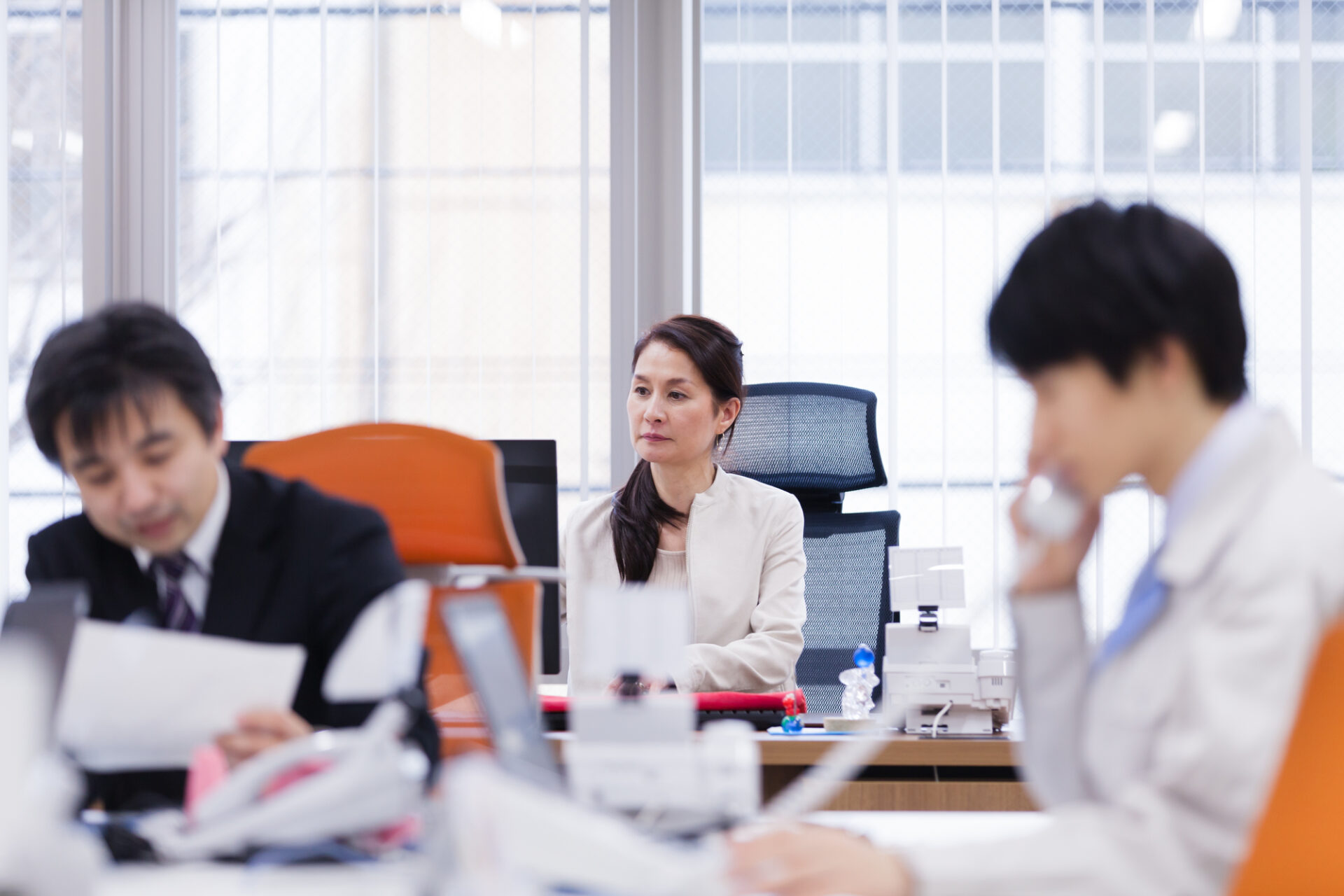 事業規模を問わず管理職や役員に女性を登用して上席に座る女性従業員