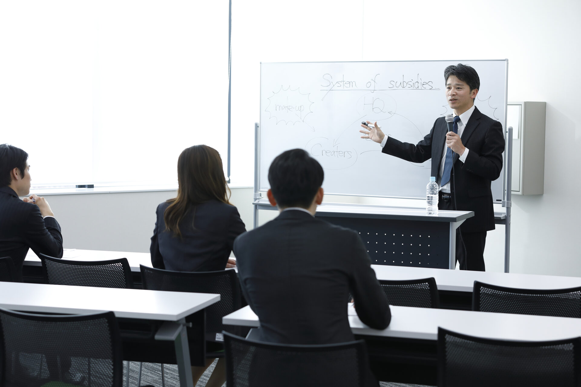 ジョブ型雇用で研修の講師をする人材