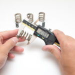 手作業ではなく自動的にサイズを図るツールを導入して業務効率化をするイメージ