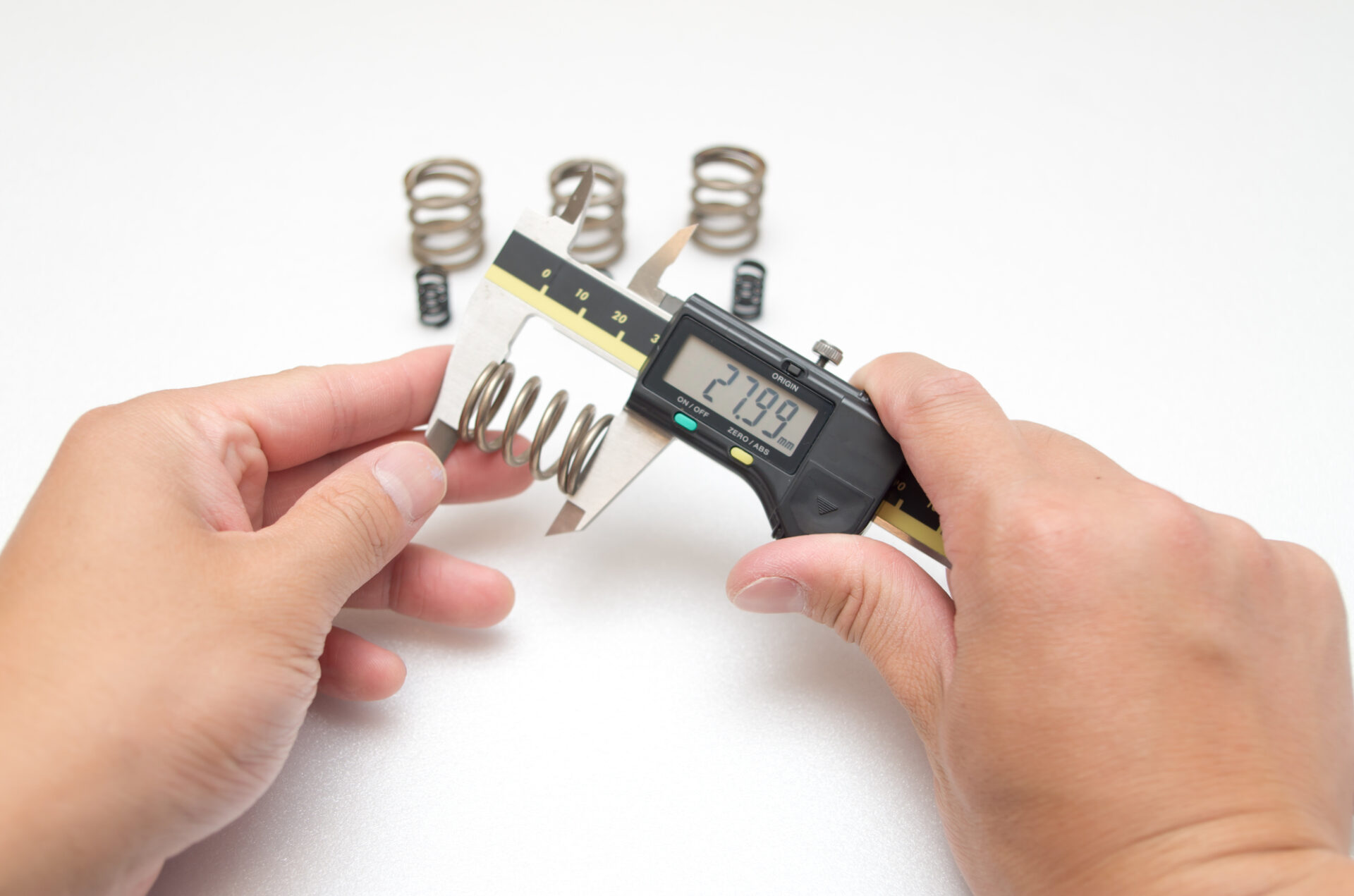 手作業ではなく自動的にサイズを図るツールを導入して業務効率化をするイメージ