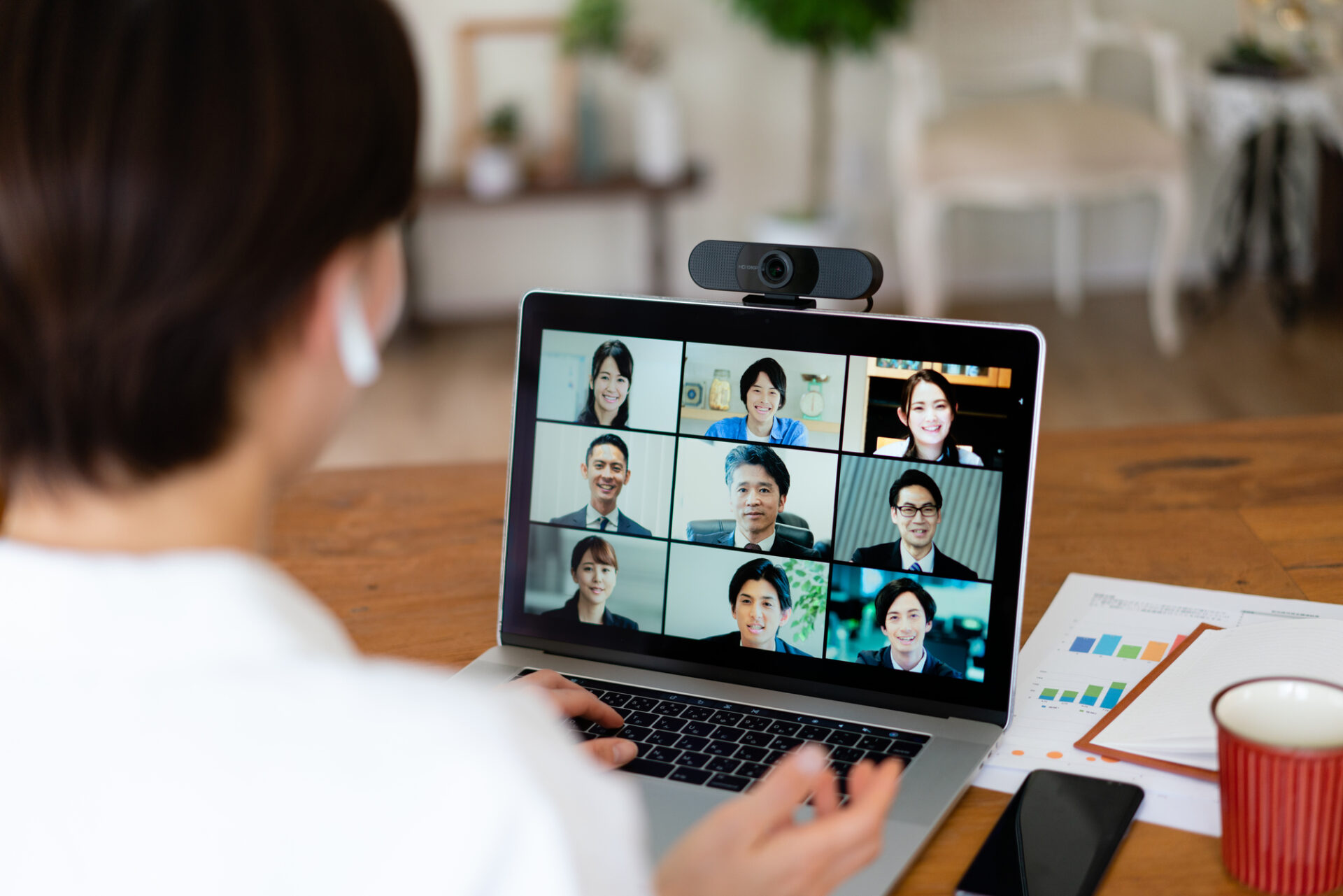 在宅勤務でオンライン会議をする従業員