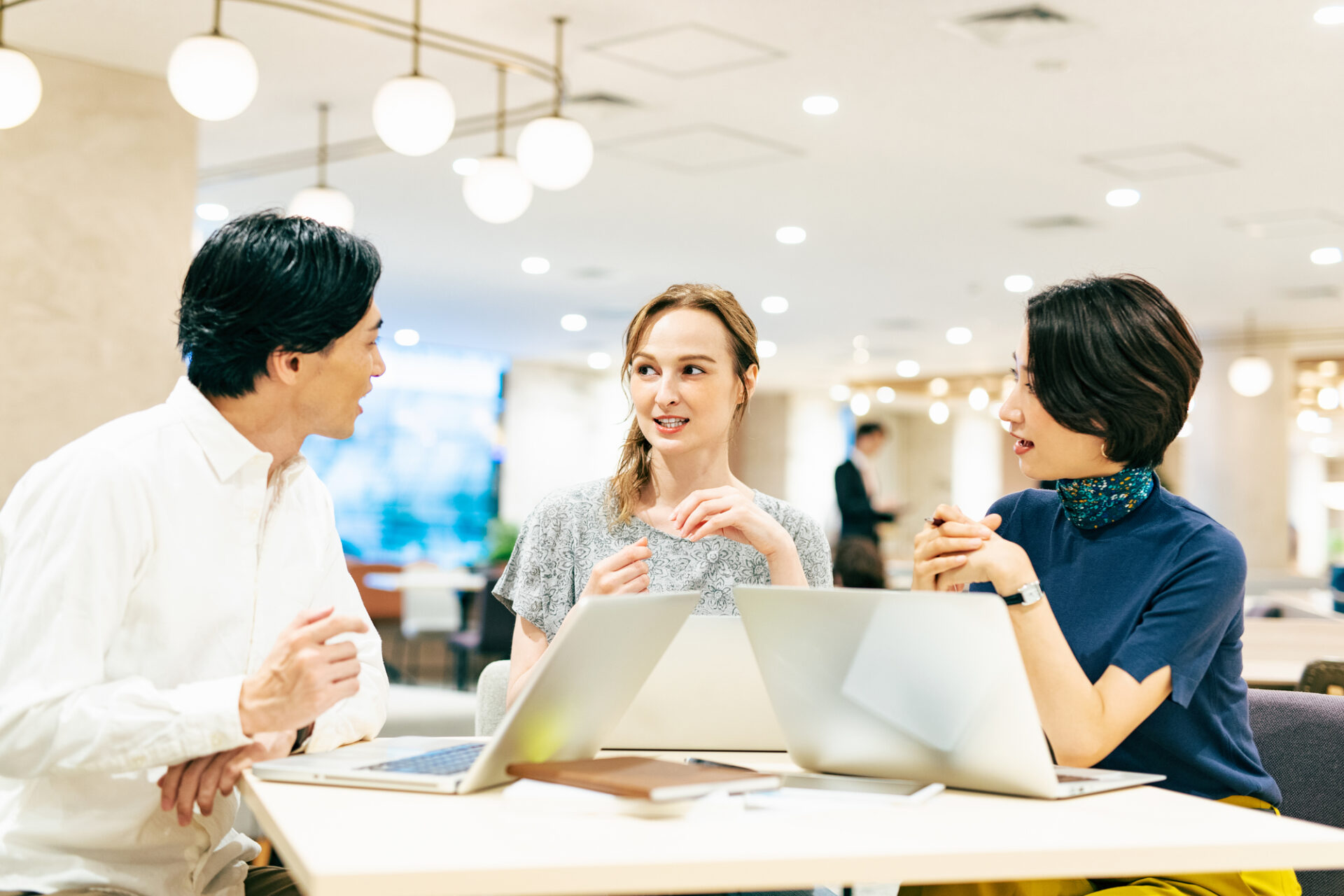 多様な人材がお互いに受容して一つのチームとなって業務に取り組むイメージ