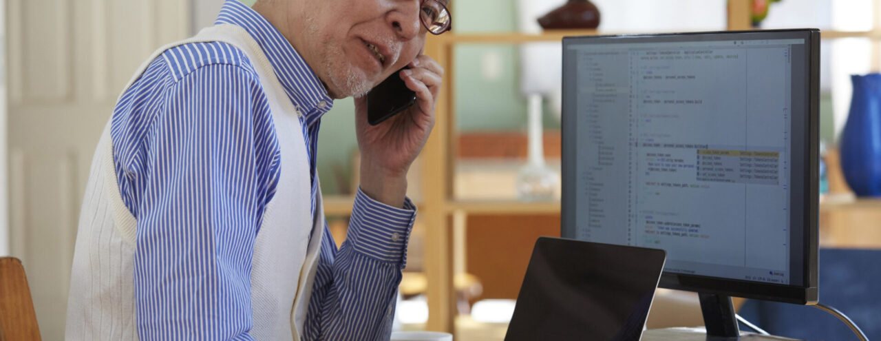 デジタルツールをフル活用して業務に取り組むシニア従業員