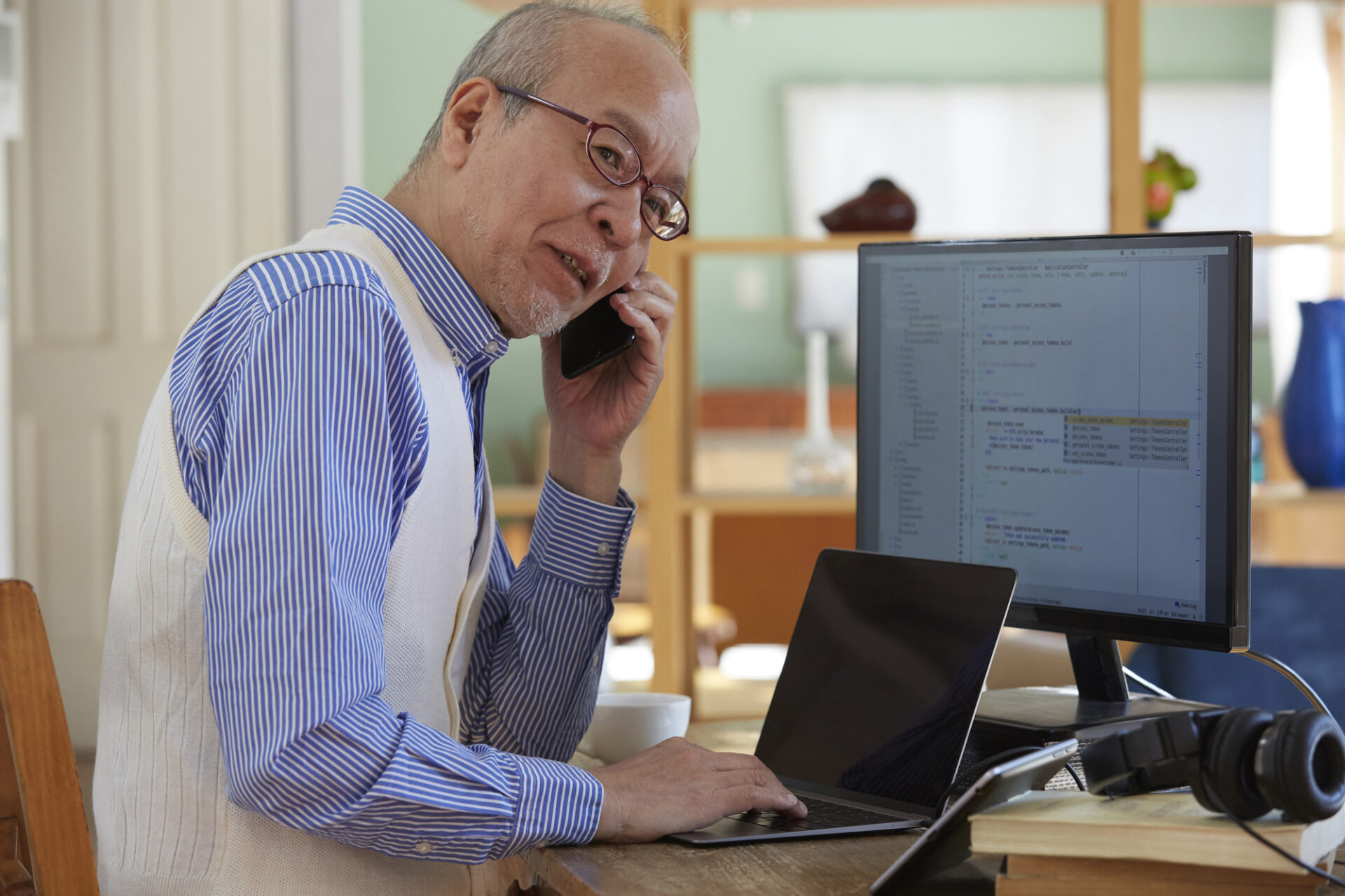 デジタルツールをフル活用して業務に取り組むシニア従業員