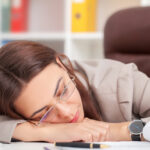 仕事の効率がアップする短時間の仮眠をとっている従業員