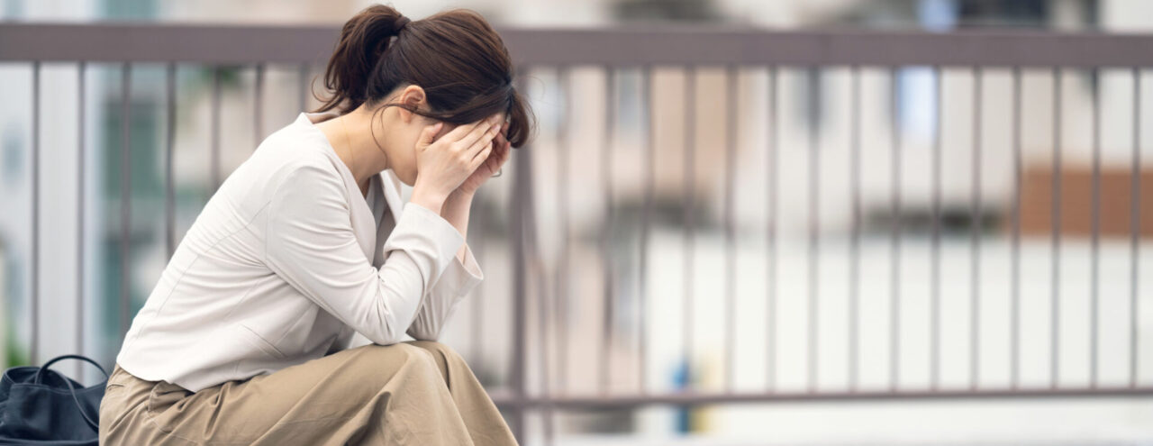 メンタル不調で休職か退職を考えるまで塞ぎ込んでしまった女性従業員