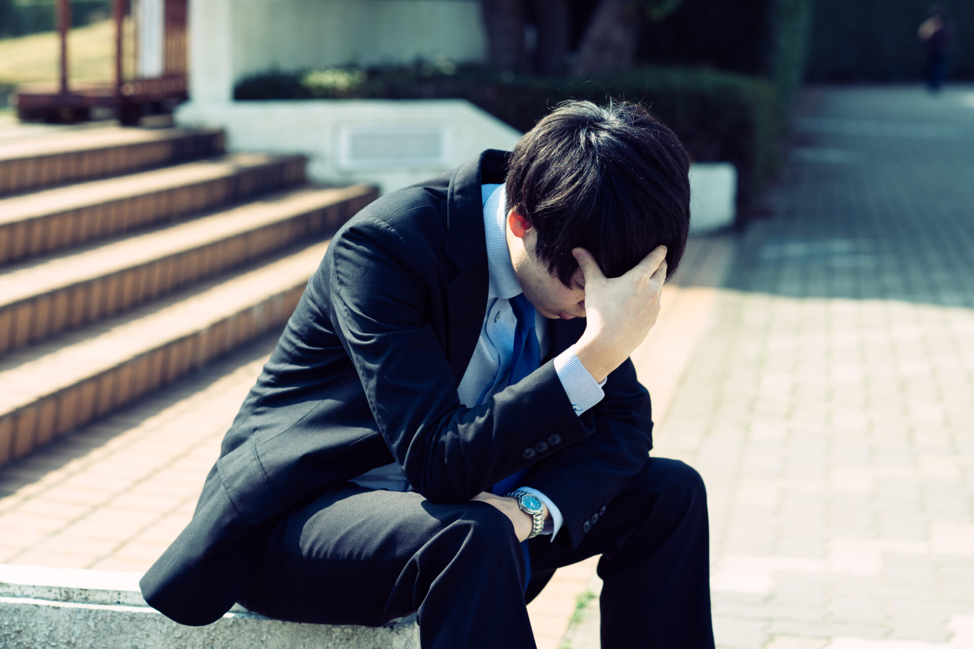 メンタル不調で休職か退職を考えるまで塞ぎ込んでしまった男性従業員