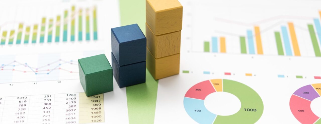 様々な角度から分析したデータと企業や従業員の成長を表したイメージ