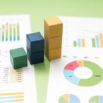 様々な角度から分析したデータと企業や従業員の成長を表したイメージ