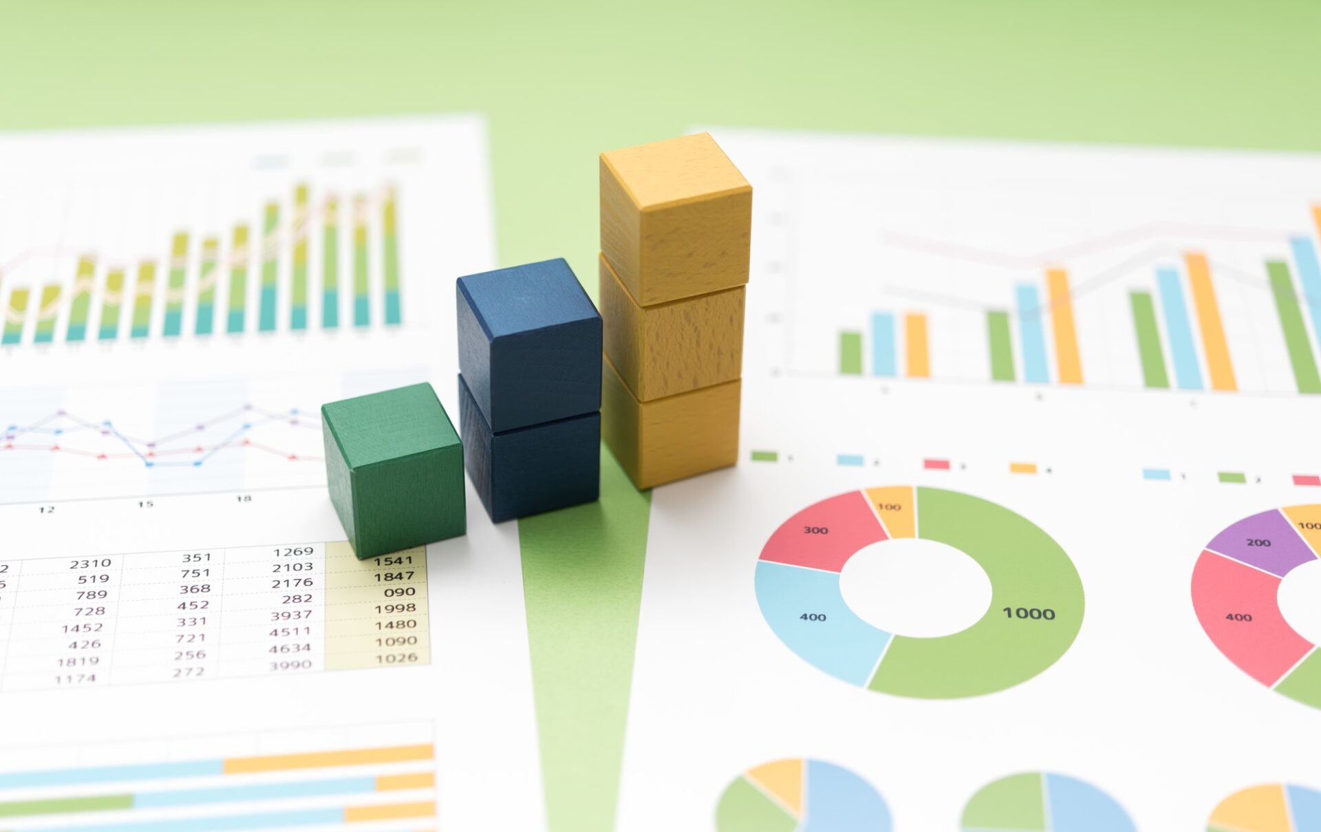 様々な角度から分析したデータと企業や従業員の成長を表したイメージ