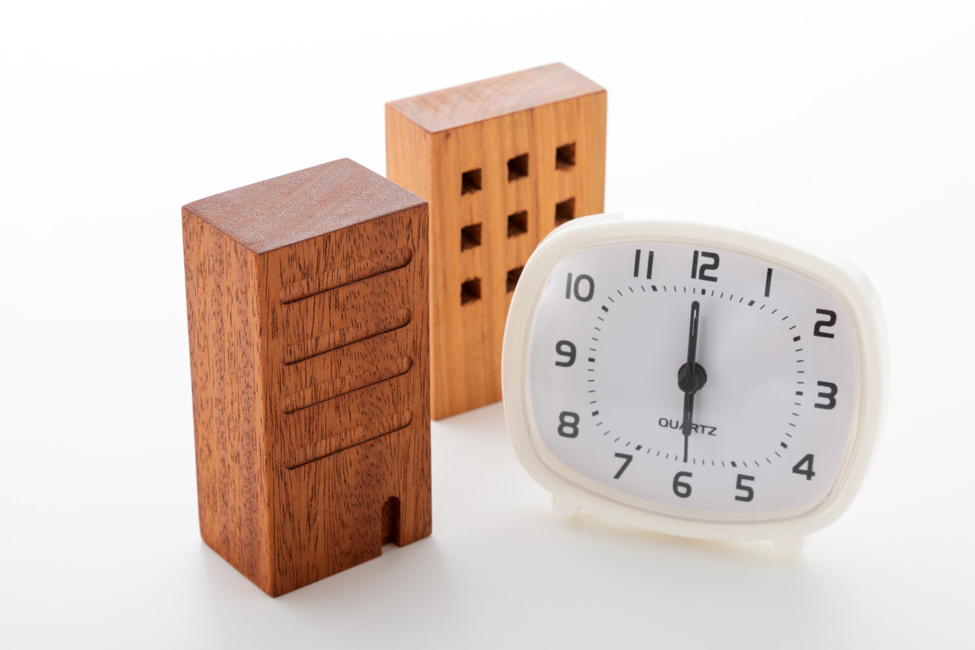 時短勤務の社員が18時まで残業しているイメージ