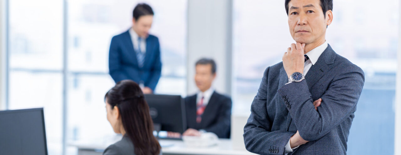 従業員を継続して雇用すべきかどうか悩む人事担当者の従業員