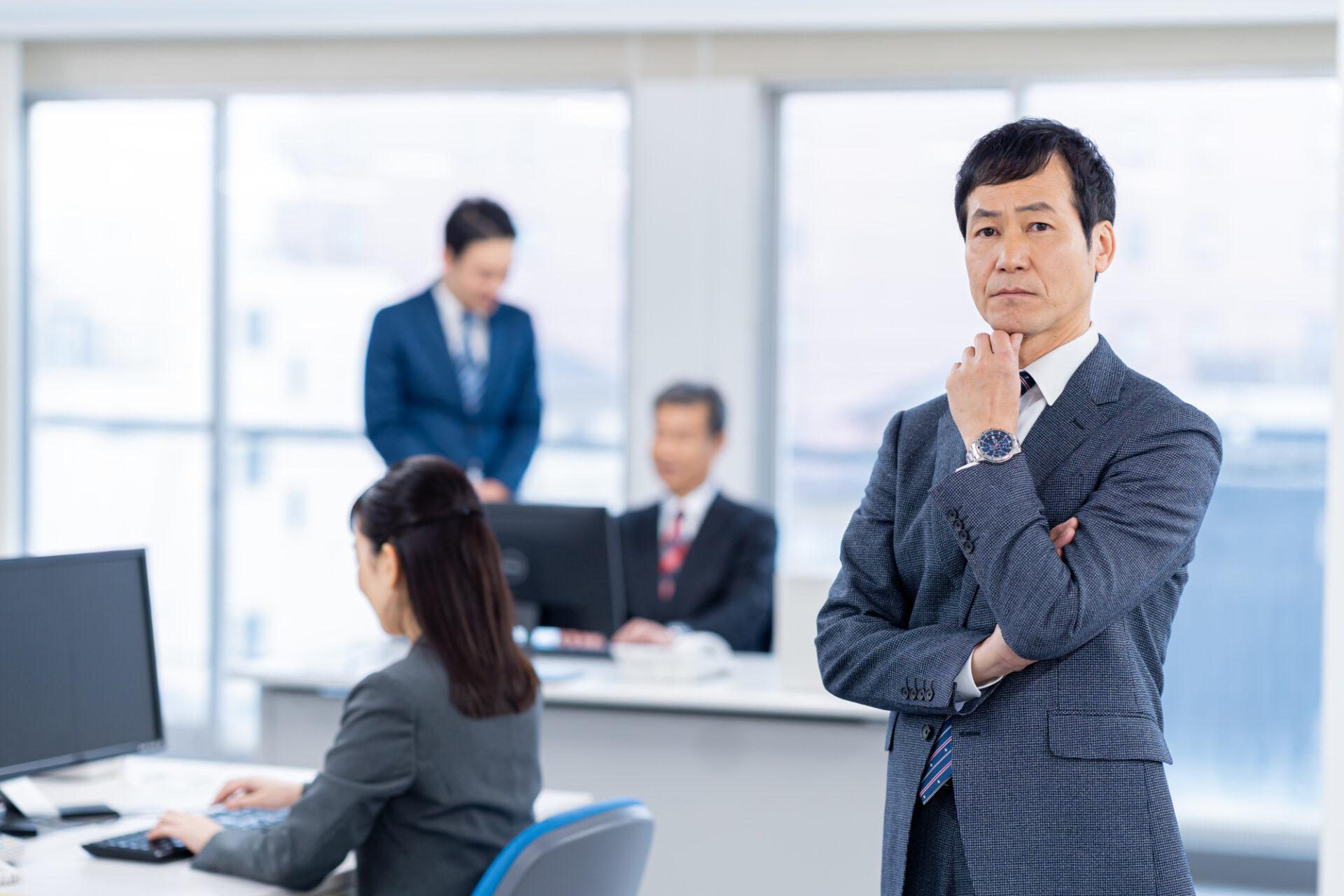 従業員を継続して雇用すべきかどうか悩む人事担当者の従業員