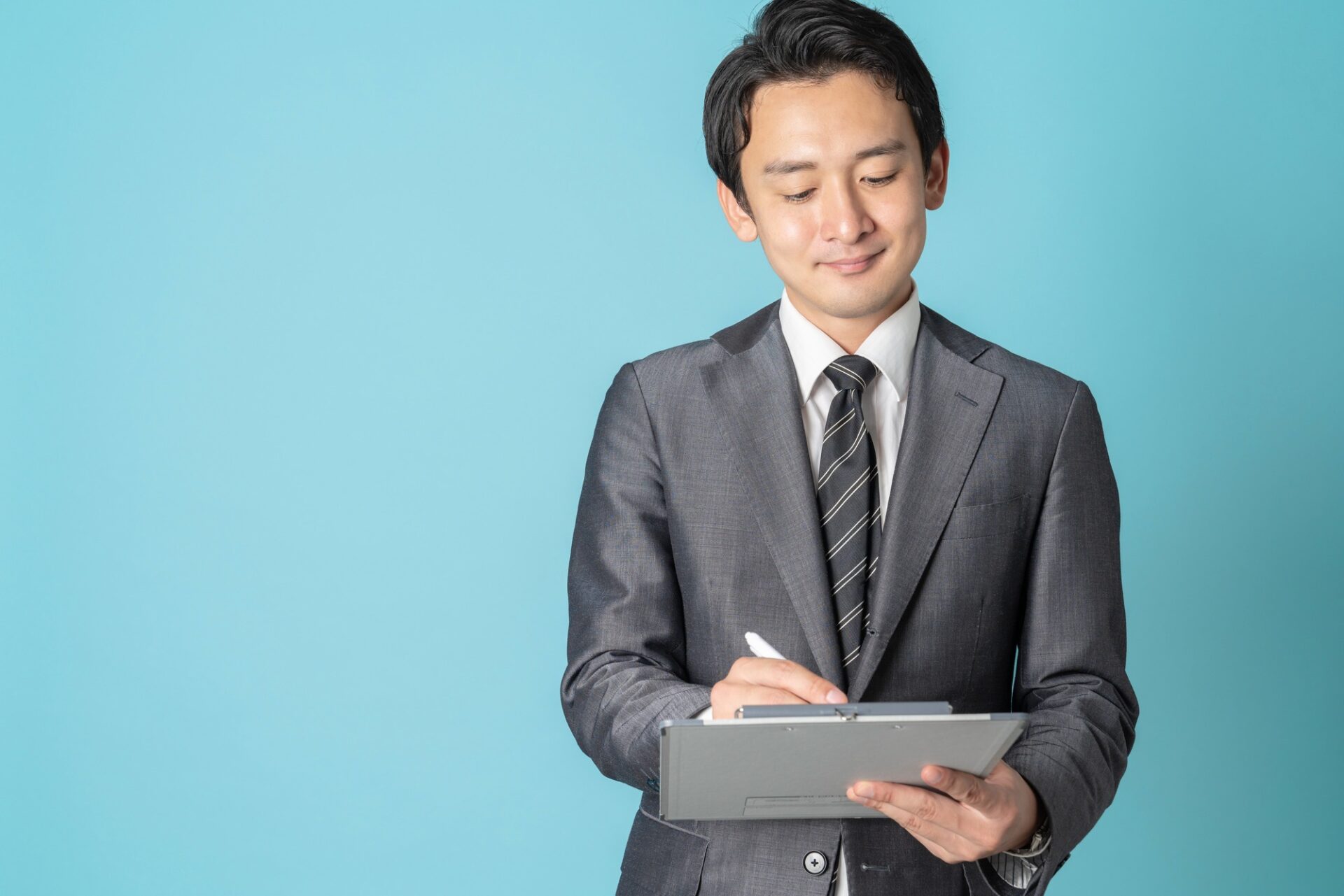 面接や考査等で様々な項目から従業員をチェックする人事担当者