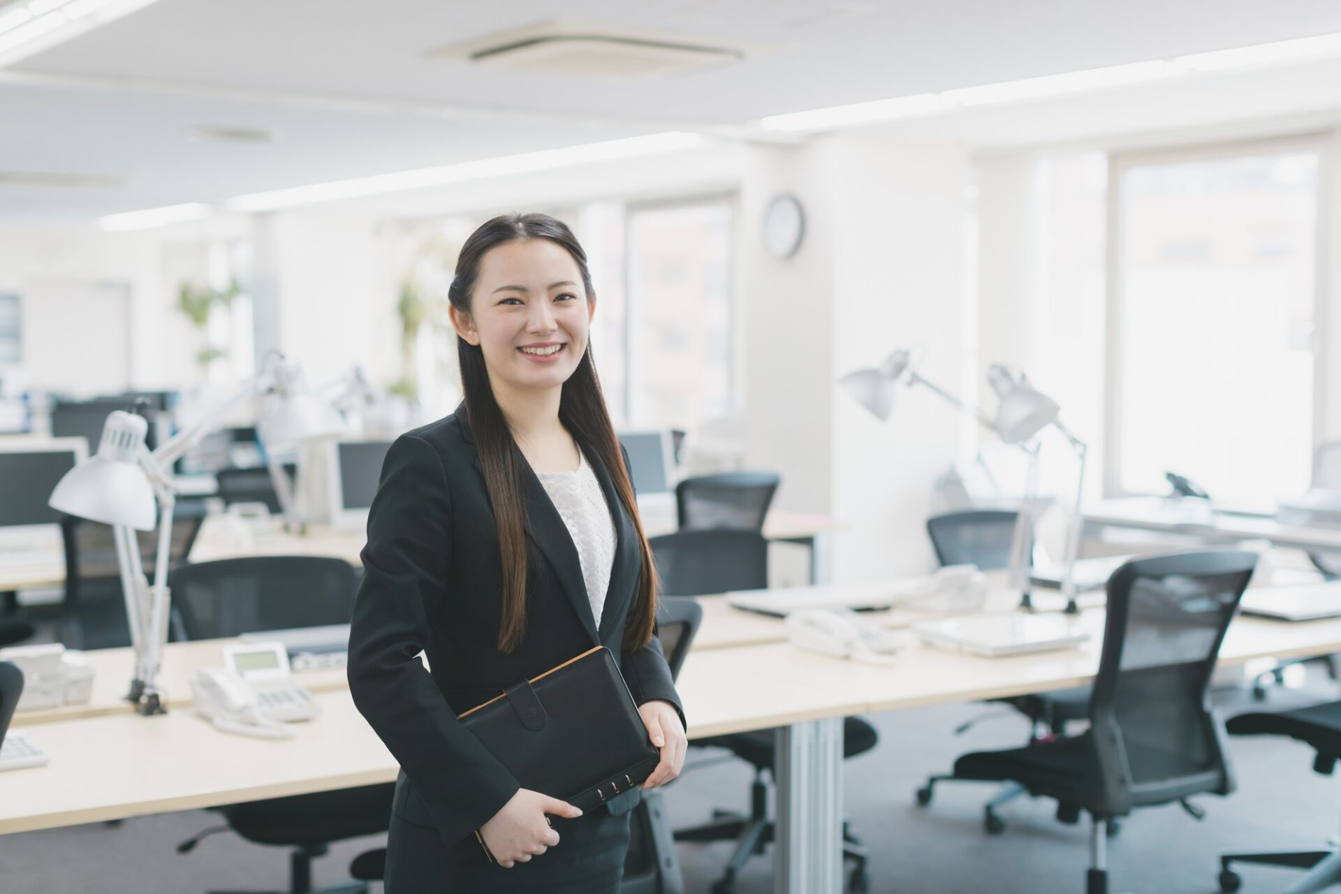 いきいきと活力みなぎる姿で仕事に取り組む従業員