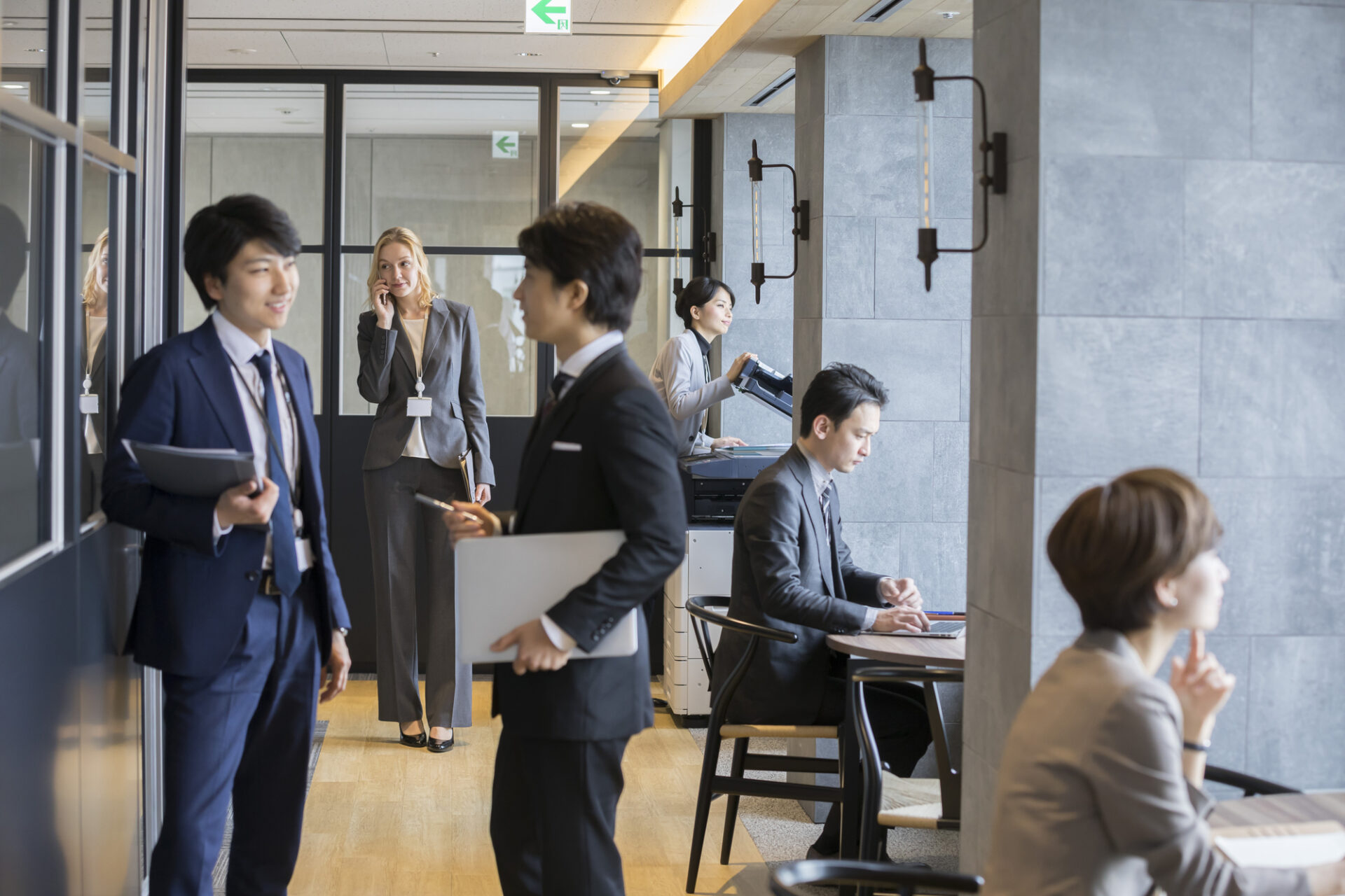 自律的にコミュニケーションを図って業務をスムーズに進めるハイパフォーマーの従業員